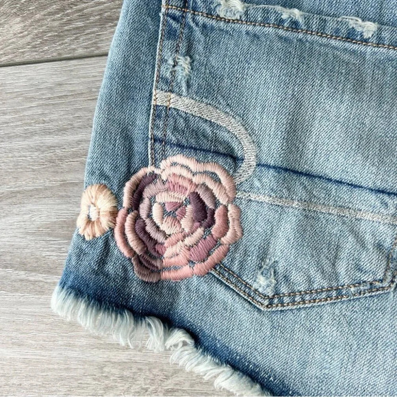 AEO High Rise Festival  Floral Embroidery Distressed Jean Shorts - Picture 12 of 12
